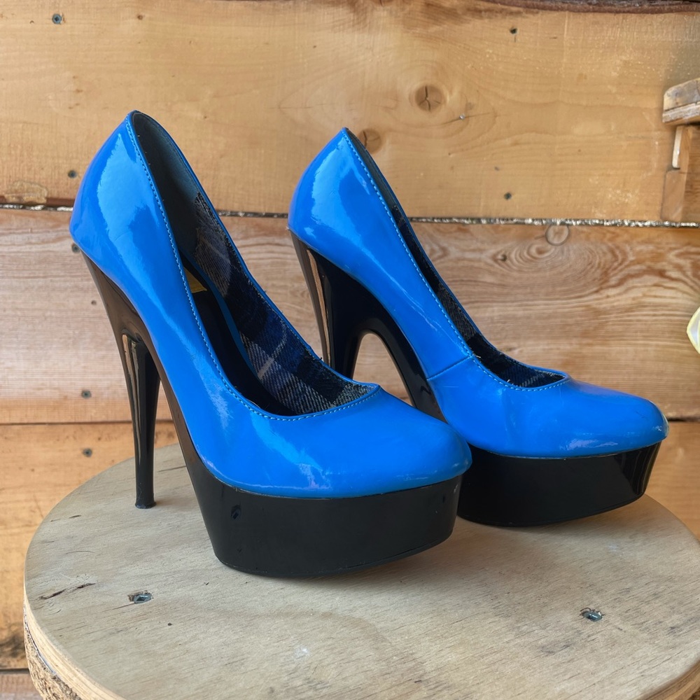Electric blue stilettos pumps